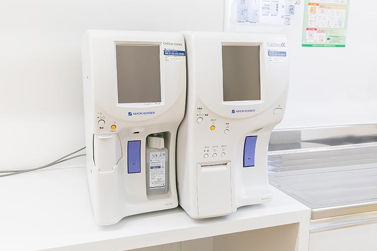 臨床化学分析装置（左）